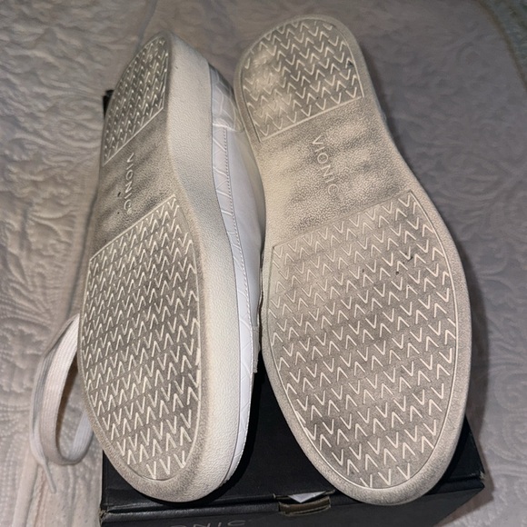Vionic Winny Sneaker - Picture 3 of 6